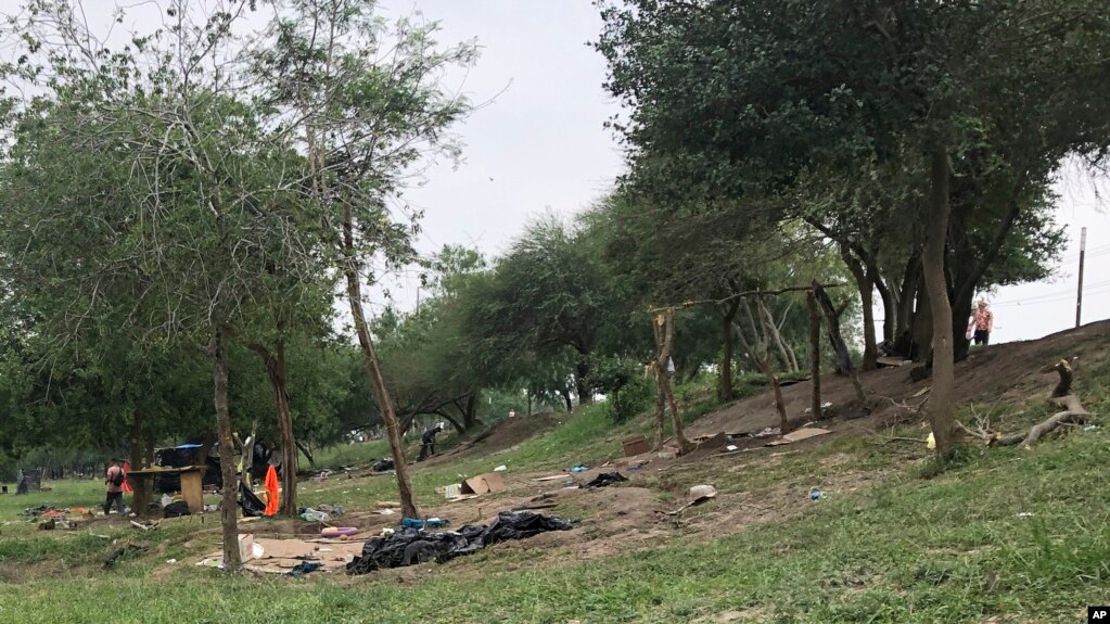 目击者称，2023 年 4 月 21 日，该地区大约两打临时帐篷在本周从德克萨斯州边境被点燃并被摧毁。(photo:VOA)
