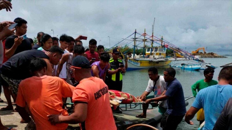 Penjaga Pantai Filipina membawa jenazah seorang nelayan di pantai Infanta, Provinsi Pangasinan, Filipina, 3 Oktober 2023, setelah insiden tabrakan mematikan di Laut Cina Selatan. (Penjaga Pantai Filipina/Handout via REUTERS)