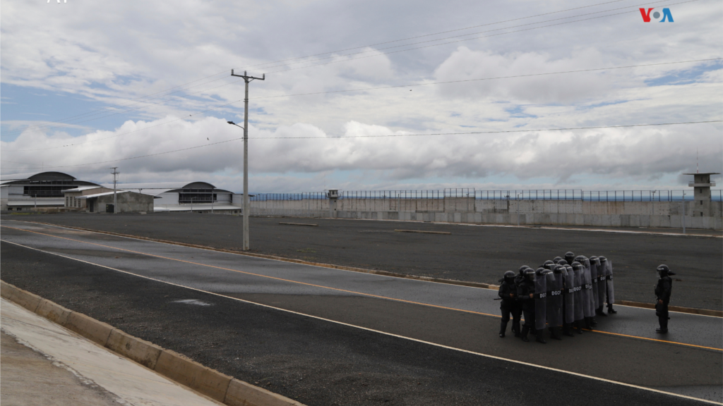 La policía se entrena en una pista de aterrizaje en el Centro de Confinamiento de Terroristas.