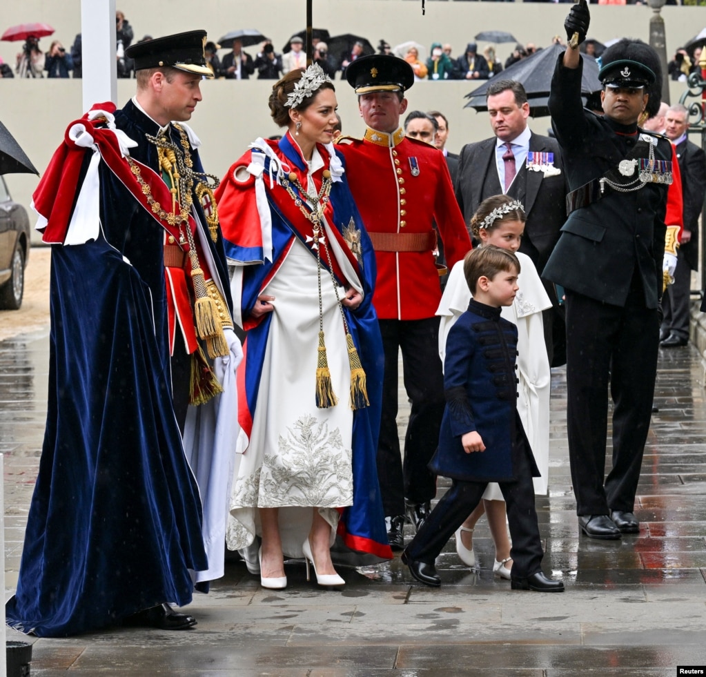 El Príncipe y la Princesa de Gales llegan a la ceremonia de coronación del Rey Carlos y la Reina Camila de Gran Bretaña en la Abadía de Westminster.