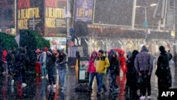 Suasana di Times Square, New York, saat hujan salju, 27 February 2023. (Leonardo Munoz / AFP)
