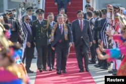 Chinese Prime Minister Li Qiang walks with Coordinating Minister for Maritime Affairs and Investment Luhut Binsar Pandjaitan upon arrival at Soekarno-Hatta International Airport, September 5 2023. (Photo: Antara via Reuters)