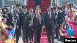 Perdana Menteri China Li Qiang berjalan bersama Menteri Koordinator Bidang Kemaritiman dan Investasi Luhut Binsar Pandjaitan setibanya di bandara Internasional Soekarno-Hatta, Jakarta, 5 September 2023. (Antara Foto/Raisan Al Farisi/ via REUTERS)