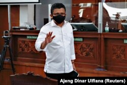 Ferdy Sambo, mantan jenderal Polri yang menjadi tersangka kasus pembunuhan, menghadiri persidangannya di Pengadilan Negeri Jakarta Selatan, 13 Februari 2023. (Foto: REUTERS/Ajeng Dinar Ulfiana)
