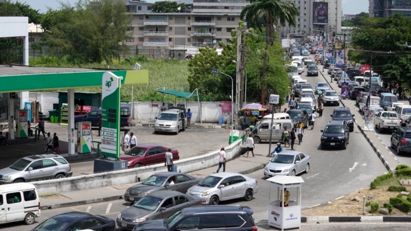 Au Nigeria, la détresse face à la flambée des prix de l'essence