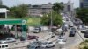 Des automobilistes font la queue pour acheter du carburant dans une station-service à Lagos, au Nigeria, le mardi 30 mai 2023. (AP Photo/Sunday Alamba)