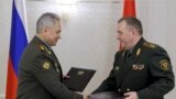 Ruski ministar odbrane Sergej Šojgu i beloruski ministar odbrane Viktor Krenin razmjenjuju dokumente poslije sastanka Savejta ministara odbrane Organizacije za kolektivni sporazum o bezbjednosti (CSTO) u Minsku, Bjelorusija, 25. maj 2023. (Foto: AP / Vadim Savitski)