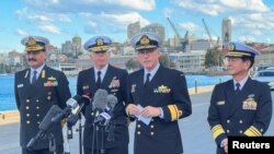 합동 훈련을 벌이는 '쿼드(Quad)' 4개국 해군 지휘부가 10일 호주 시드니에서 기자회견하고 있다. 왼쪽 두번째가 칼 토머스 미 7함대 사령관. 