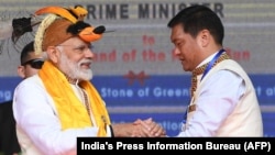 Thủ tướng Ấn Độ Narendra Modi (trái) bắt tay Thủ hiến Arunachal Pradesh, Pema Khandu, tại lễ khánh thành các dự án phát triển ở Itanagar, bang Arunachal Pradesh, ngày 9/2/2019. Trung Quốc đã phản đối chuyến thăm của ông Modi tới Arunachal Pradesh vào cuối tuần này.