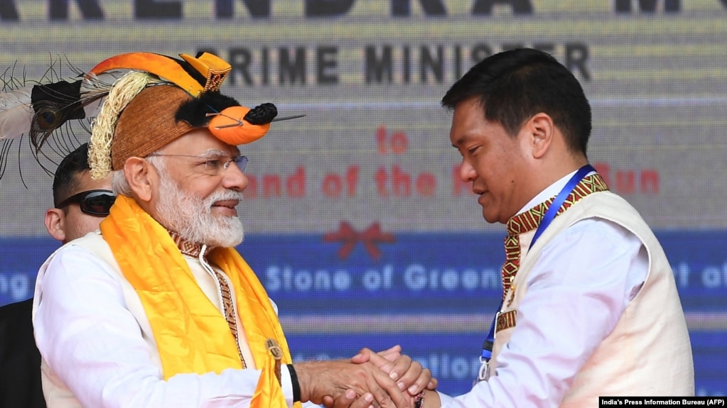 资料照：印度总理莫迪（左）在阿鲁纳恰尔邦东北部的伊塔那加尔开发项目落成典礼上与阿鲁纳恰尔邦首席部长佩玛·坎杜握手。( 2019年2月9日)(photo:VOA)