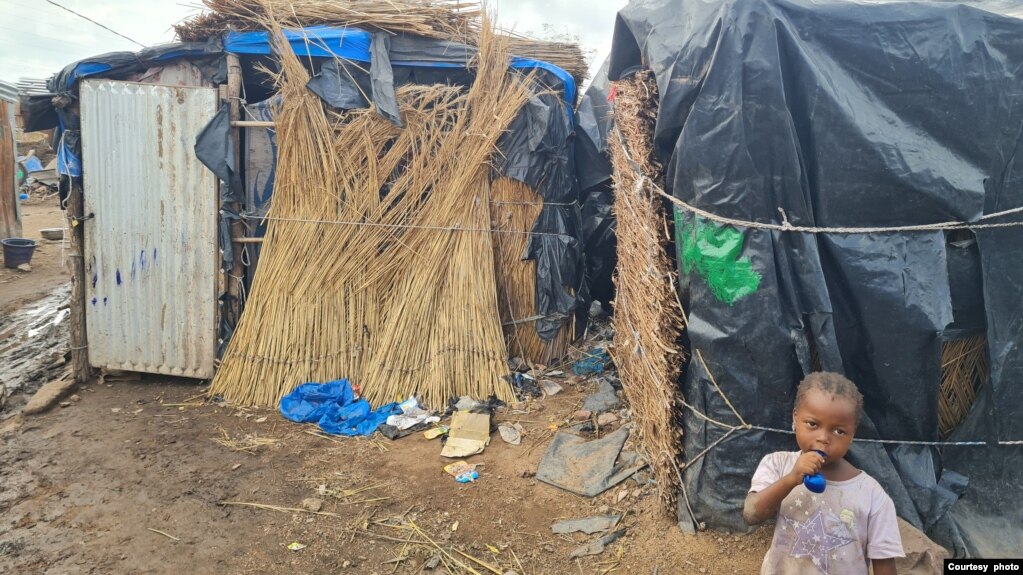 流离失所的马里人在巴馬科搭建的临时住所。（2023年6月12日）(photo:VOA)