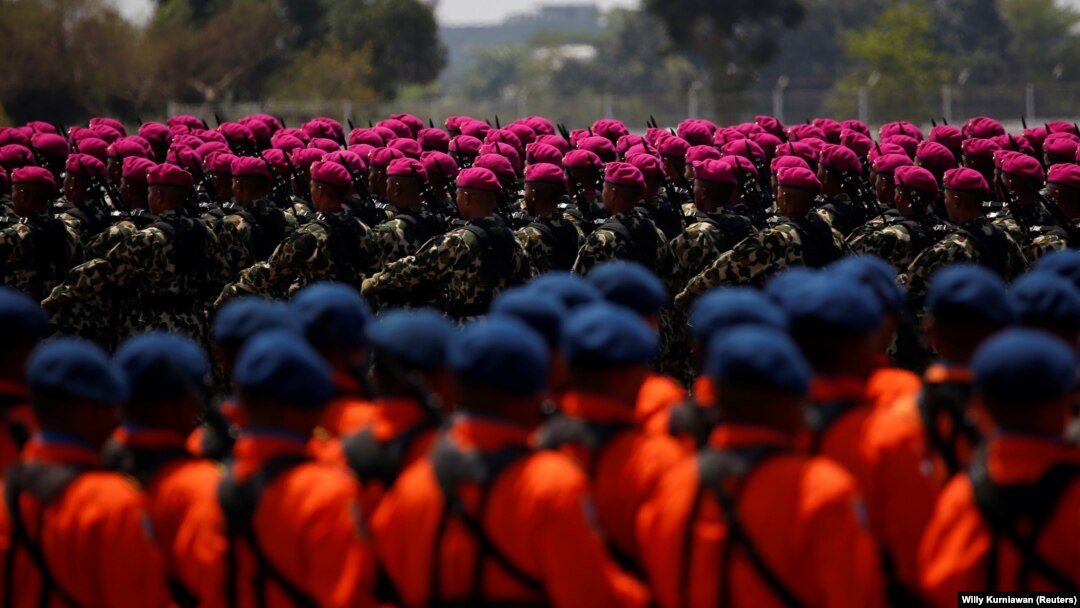 TNI berbaris saat mengikuti perayaan hari TNI ke-74 di Lanud Halim Perdanakusuma, Jakarta, 5 Oktober 2019. (Foto: REUTERS/Willy Kurniawan)