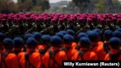 TNI berbaris saat mengikuti perayaan hari TNI ke-74 di Lanud Halim Perdanakusuma, Jakarta, 5 Oktober 2019. (Foto: REUTERS/Willy Kurniawan)