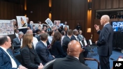 데이브 캘훈 보잉사 최고경영자(CEO)가 18일 미 상원 국토안보위원회 산하 조사소위원회 청문회에 출석해 보잉 737 맥스 사고 유족들에게 사과하고 있다.