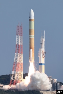 Roket "H3" Jepang, membawa satelit optik canggih "Daichi 3", meninggalkan landasan peluncuran Tanegashima Space Center di Kagoshima, barat daya Jepang, 7 Maret 2023. (JIJI Press / AFP)