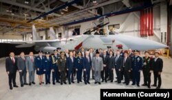 The signing of the commitment to purchase 24 new F-15EX fighter aircraft from America was carried out at Boeing's headquarters in St.  Louis, Missouri.  (Photo: Courtesy/Ministry of Defense)