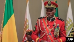 아프리카 국가 가봉에서 최근 쿠데타를 일으킨 브리스 올리귀 응게마 장군이 4일 임시 대통령으로 취임했다.