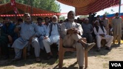 Locals were seen listening to the former Chief Minister of Jammu and Kashmir at an election rally organized by his party, the National Conference, in the Palpora area of Srinagar. (Credit: Wasim Nabi for VOA)
