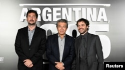 El director Santiago Mitre (izquierda), los actores Ricardo Darin y Peter Lanzani posan para los medios en el estreno del largometraje "Argentina, 1985", en Buenos Aires, Argentina, 27 de septiembre de 2022.