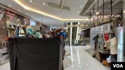 尖沙咀一個商場的店舖9月17日晚香港夜繽紛啟動後首個周日，9時半左右差不多全部關門，沒有配合戲院夜場的觀眾。(美國之音/湯惠芸)