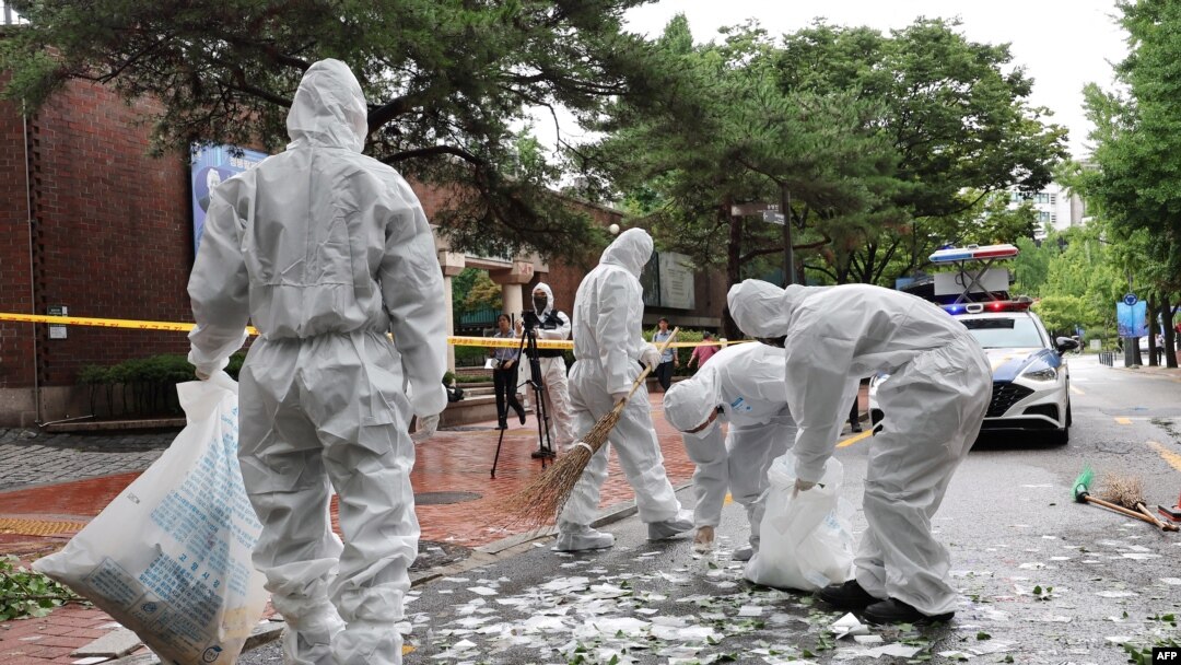 24일 한국 서울 중구에서 북한이 날려보낸 풍선에서 터져나온 쓰레기들을 한국 군 병사들이 수습하고 있다.