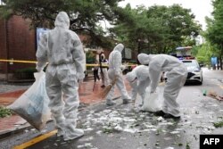 지난 24일 한국 서울 중구에서 북한이 날려보낸 풍선에서 터져나온 쓰레기들을 한국 군 병사들이 정리하고 있다.