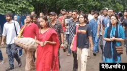 জাবির শিক্ষক-শিক্ষার্থীরা ক্যাম্পাসে গান গেয়ে প্রতিবাদ মিছিল করেন।