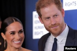 Pangeran Harry dan istrinya, Meghan, dalam sebuah acara di New York, 6 Desember 2022. (Foto: Andrew Kelly/Reuters)