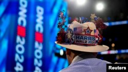 Un participant porte un chapeau décoré « Harris Walz 2024 » lors de la première journée de la Convention nationale démocrate (DNC) à Chicago, États-Unis, 19 août 2024. 