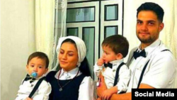 عکس منتسب به خانواده موسی‌کاظمی در شبکه‌های اجتماعی که فرزندشان امیرعلی با شلیک مستقیم مأموران کشته شد.