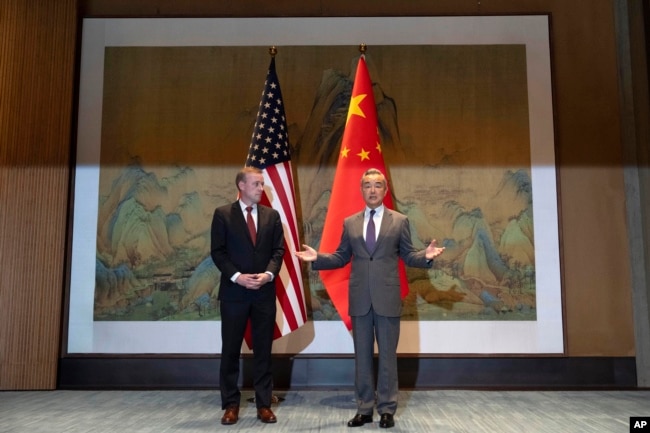 中共中央外事工作委员会办公室主任王毅在北京雁栖湖与到访的美国白宫国家安全顾问杰克·沙利文握手。(2024年8月27日)