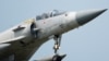Pesawat Angkatan Udara Taiwan Mirage 2000-5 bersiap untuk mendarat di pangkalan udara Hsinchu di Hsinchu, Taiwan, pada 11 April 2023. (Foto: Reuters/Carlos Garcia Rawlins)
