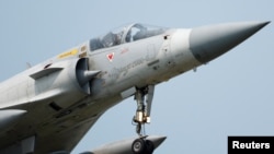 យន្តហោះ​ចម្បាំ​តៃវ៉ាន់ Mirage 2000-5 ត្រៀម​ចុះ​ចត​នៅ​បន្ទាយអាកាស Hsinchu Air Base ក្នុង​ទីក្រុង Hsinchu កោះតៃវ៉ាន់ កាលពី​ថ្ងៃទី១១ មេសា ឆ្នាំ២០២៣។
