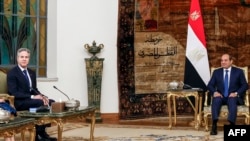 Menteri Luar Negeri AS Antony Blinken (kiri) bertemu dengan Presiden Mesir Abdel Fattah al-Sisi, selama perjalanan selama seminggu yang bertujuan untuk meredakan ketegangan di Timur Tengah, di Kairo, pada 11 Januari 2024. (Foto: AFP)