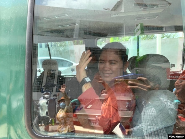 រូបឯកសារ៖ កញ្ញា ឈឹម ស៊ីថរ ប្រធានសហជីពទ្រទ្រង់សិទ្ធិការងារបុគ្គលិកកម្មករខ្មែរនៃក្រុមហ៊ុនណាហ្គាវើលដ៍ កំពុងស្ថិតក្នុងឡាន ដែលមន្ត្រីពន្ធនាគារដឹកយកទៅឃុំឃាំងបន្ត បន្ទាប់ពីចូលរួមសវនាការនៃសាលាឧទ្ធរណ៍ភ្នំពេញ នាថ្ងៃទី១៩ ខែតុលា ឆ្នាំ២០២៣។ (លាស់ លីបលីប/វីអូអេ)