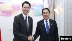 기시다 후미오 일본 총리(오른쪽)과 쥐스탱 트뤼도 캐나다 총리가 19일 G7 정상회의가 열리는 히로시마에서 정상회담을 했다.