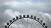 Awan menggantung di atas bianglala selama festival bir Oktoberfest di Munich, Jerman selatan, 17 September 2022. (Foto: AFP)