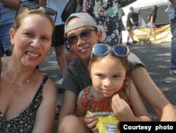 Erwin Slater (tengah) bersama istri dan putrinya di festival World Square di Pittsburgh, AS (dok: Erwin Slater)