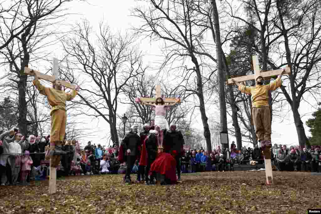 Devotos católicos polacos recrean el &quot;Vía Crucis&quot; el Viernes Santo como parte de las celebraciones de la Semana Santa en Kalwaria Wejherowska en Wejherowo, Polonia.