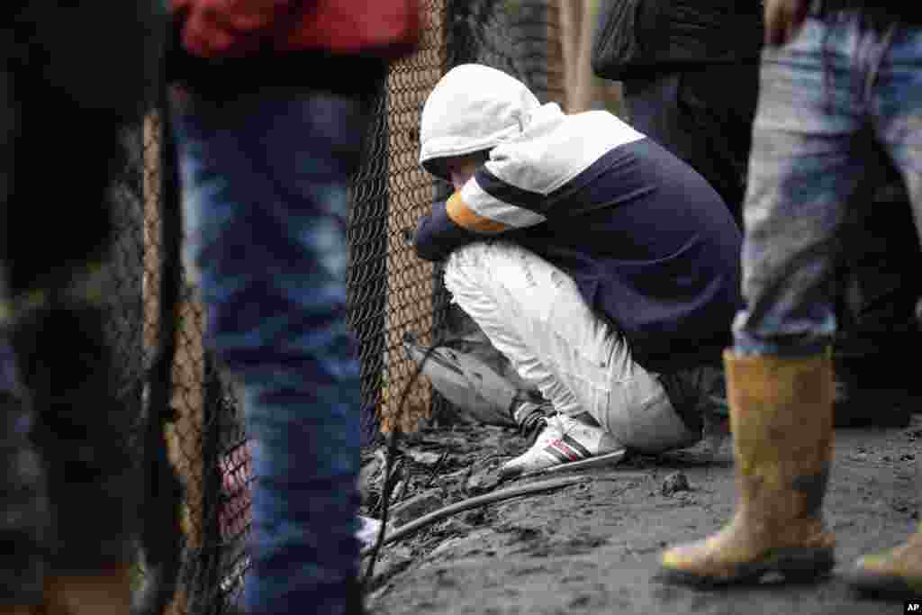 Warga dan penambang berkumpul di pintu masuk tambang batu bara setelah adanya insiden ledakan, di Sutatausa, Povinsi Cundinamarca Kolombia. Pihak berwenang mengatakan insiden itu menelan sedikitnya 11 orang tewas. (Foto: AP/Ivan Valencia)