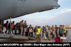 Raia wa Ufaransa na wa nchi nyingine wakiwasili Djibouti kutoka Khartoum, Aprili 23, 2023. (Photo by ADJ Laure-Anne MAUCORPS ep DERRI / Etat Major des Armées / AFP)
