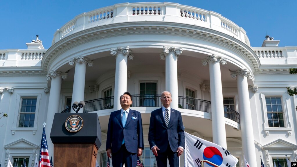 2023年4月26日，美国总统拜登和韩国总统尹锡悦在拜登为其举行的欢迎仪式上。（美联社照片）(photo:VOA)