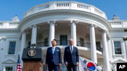 2023年4月26日，美国总统拜登和韩国总统尹锡悦在拜登为其举行的欢迎仪式上。（美联社照片）
