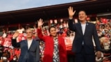 Các ứng cử viên Thủ Tướng Thái: Paetongtarn Shinawatra (giữa), Srettha Thavisin (phải) và Chaikasem Nitisiri (trái) chào hỏi công chúng tại sân vận động the Thunder Dome Stadium, Bangkok, 5 tháng Tư.