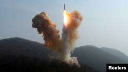북한이 '전술핵 운용부대 핵 반격 가상 종합전술훈련'을 진행하고 있다. 조선중앙통신이 20일 공개한 장면.