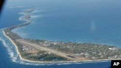 图为新西兰皇家空军的C130飞机在接近图瓦卢这个南太平洋小国时拍摄的富纳富提岛。（美联社）