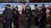 30일 뉴욕주 경찰이 컬럼비아대학교의 한 건물을 점검해 시위를 벌이던 친팔레스타인 시위대들을 체포하고 있다.
