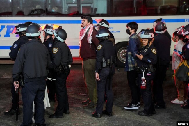 Police detain protestors, as other police officers enter the campus of Columbia University, during the ongoing conflict between Israel and the Palestinian Islamist group Hamas, in New York City, U.S., April 30, 2024. (REUTERS/David Dee Delgado)