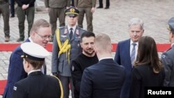 Presiden Ukraina Volodymyr Zelenskyy disambut Presiden Finlandia Sauli Niinisto setibanya di Helsinki, Finlandia, 3 Mei 2023.