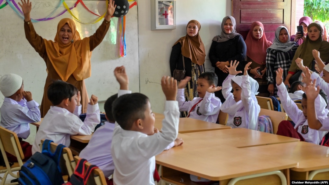 Para orang tua siswa ikut mengamati kelas pada hari pertama sekolah di sebuah sekolah dasar (foto: ilustrasi). 